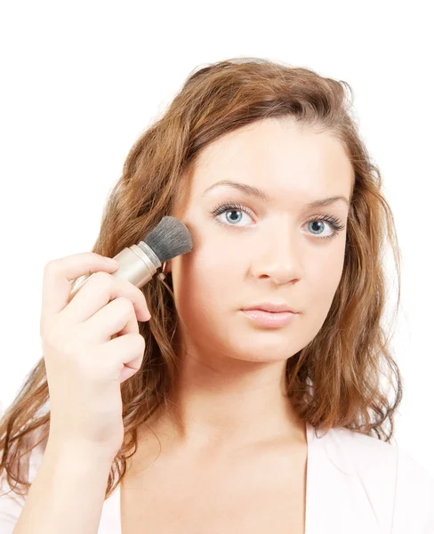 Vrouw zetten make-up op haar gezicht — Stockfoto