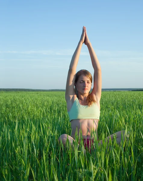 年轻的女孩做违反自然的瑜伽 — 图库照片