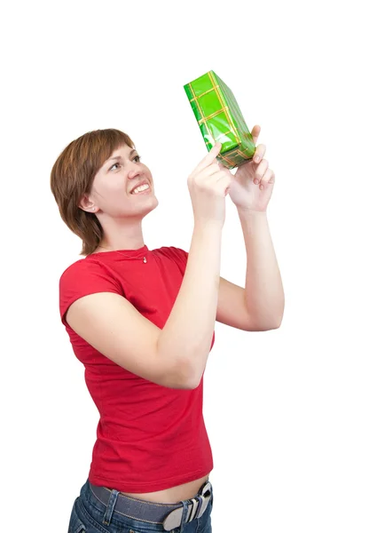 Gelukkig meisje met groene geschenkdoos — Stockfoto