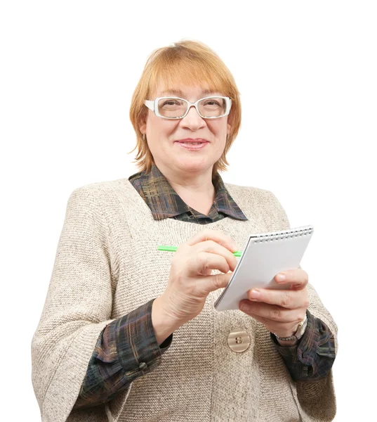 Mujer mayor escribiendo en un cuaderno —  Fotos de Stock