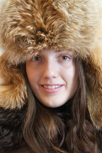 Πορτραίτο κοριτσιού σε αλεπού καπέλο — Φωτογραφία Αρχείου