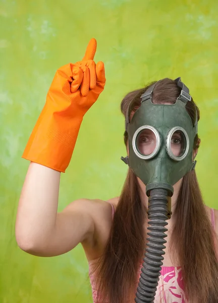 Menina em máscara de gás apontando ATENÇÃO — Fotografia de Stock