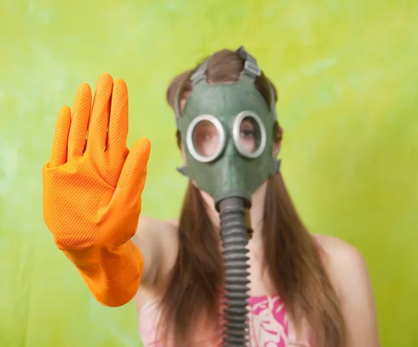 Chica en máscara de gas apuntando STOP — Foto de Stock