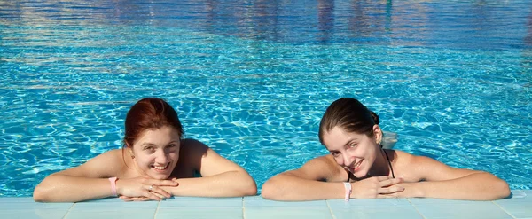 Girls against resort background — Stock Photo, Image