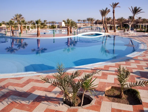 Resort hotel con piscina —  Fotos de Stock