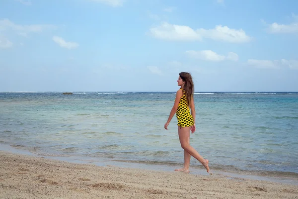 Long-haired piękna dziewczyna na plaży — Zdjęcie stockowe
