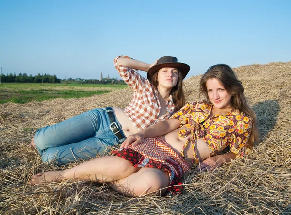 Girls laying in hay — Stock Photo, Image