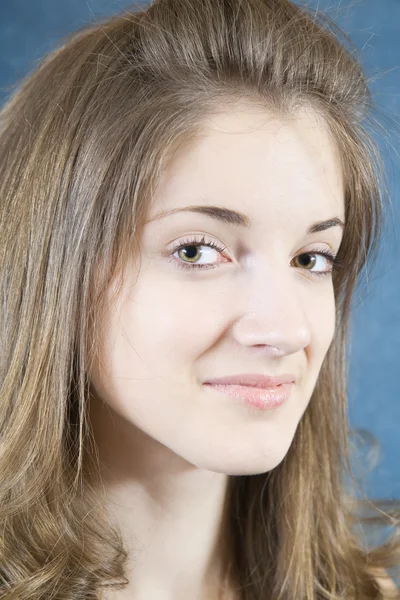Menina adolescente de cabelos compridos — Fotografia de Stock