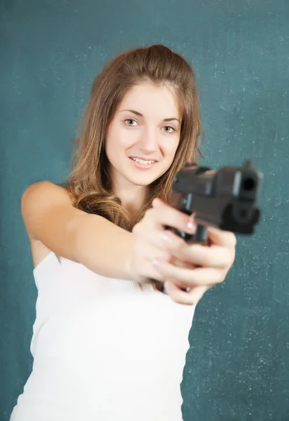 Chica adolescente apuntando un arma — Foto de Stock