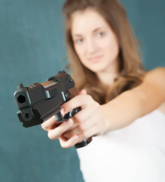 Hezká dívka s pistolí — Stock fotografie
