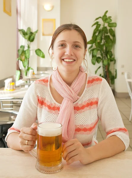 Vrouw met bier — Stockfoto