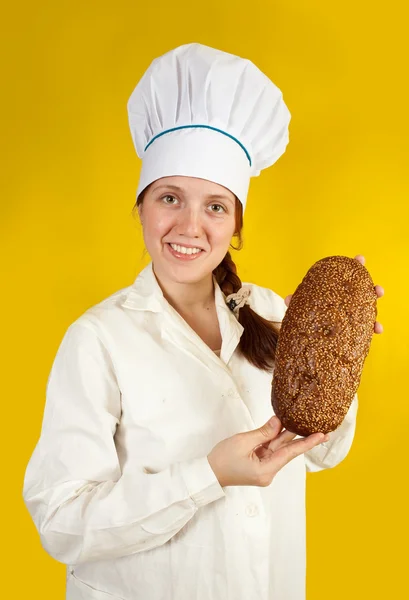 Baker está segurando pão fresco — Fotografia de Stock