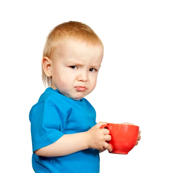 Мальчик в синей рубашке с чашкой — стоковое фото