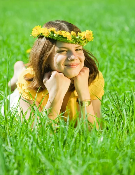 可爱的姑娘在草地上休息 — 图库照片