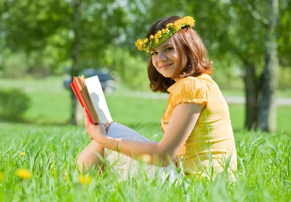 Lány olvasókönyv a fűben — Stock Fotó