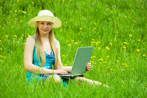 Молодая девушка работает на ноутбуке — стоковое фото