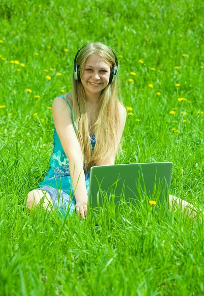 Menina relaxante com laptop — Fotografia de Stock