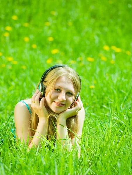 Dziewczyna słuchania muzyki w słuchawkach — Zdjęcie stockowe