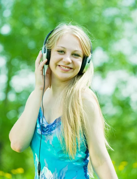 Fröhliches Mädchen hört Musik — Stockfoto