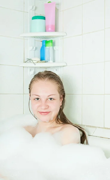 Девушка сидит в ванной — стоковое фото