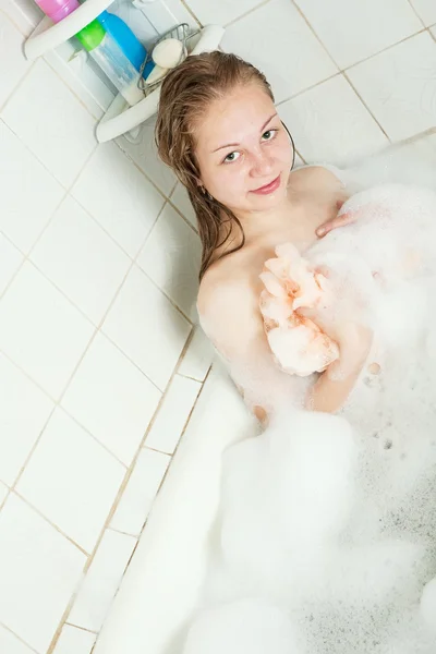 Chica lava en baño — Foto de Stock