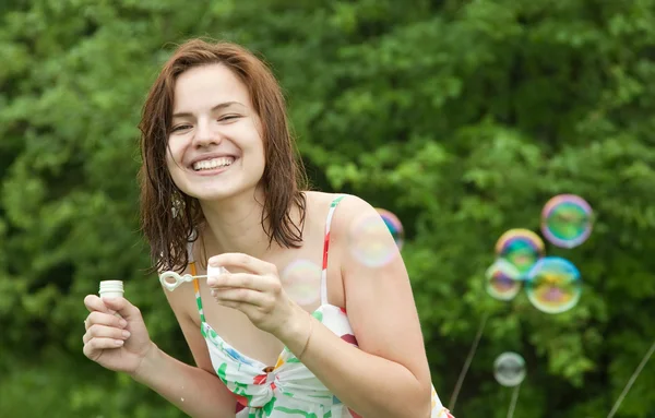 Happyy holka dělat mýdlové bubliny — Stockfoto