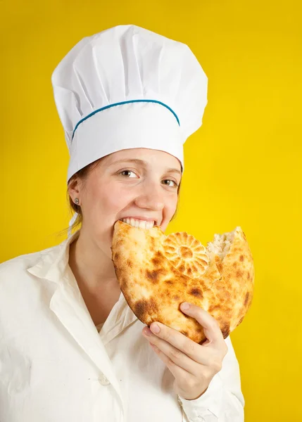 Baker je jíst čerstvé loaf — Stock fotografie