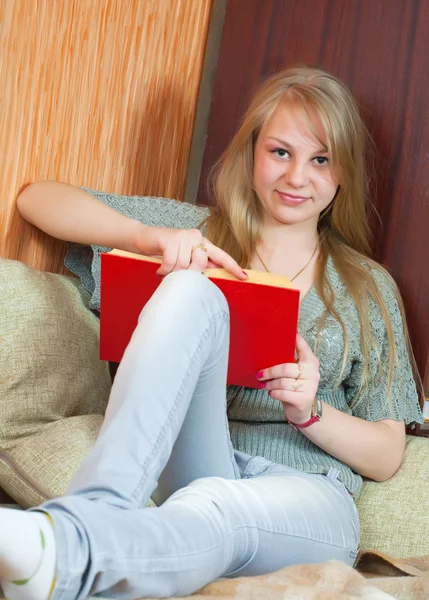 Kitap okuyan genç bir kadın — Stok fotoğraf