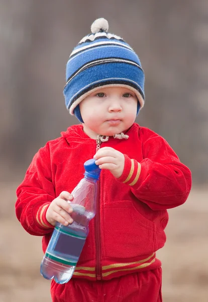 Malý chlapec pitná voda — Stock fotografie