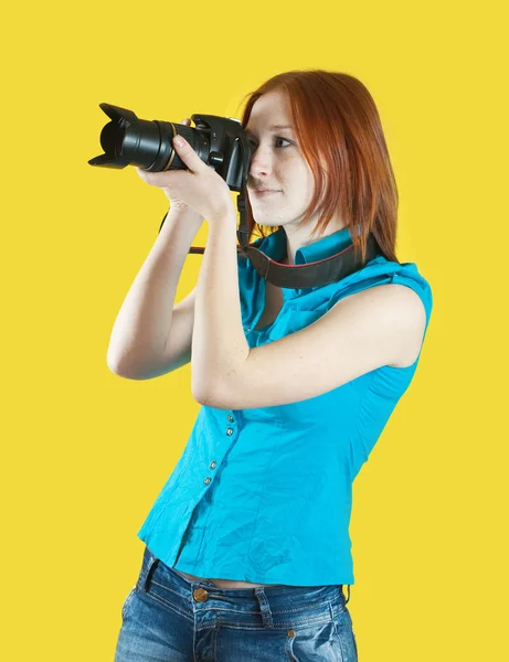 Жіночий фотограф з фотоапаратом — стокове фото