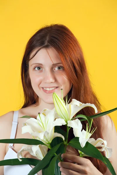 Dívka s bílou lilii — Stock fotografie