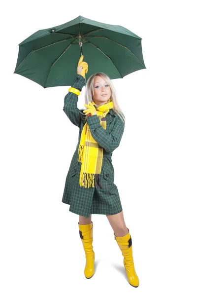 Mädchen in grünem Mantel mit Regenschirm — Stockfoto