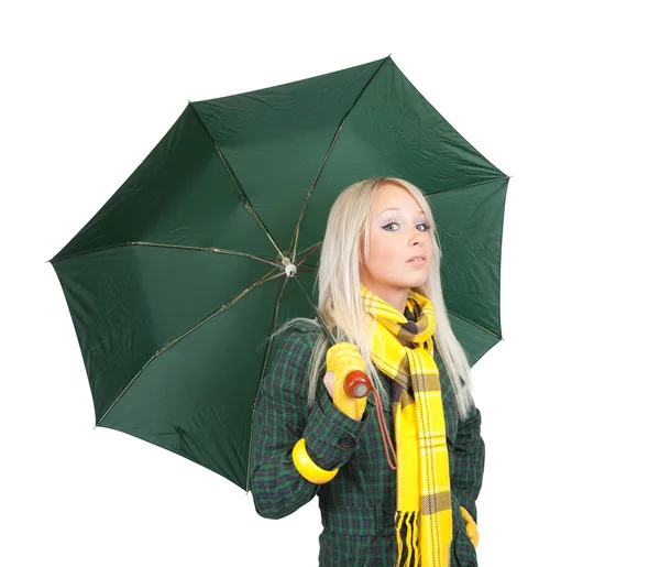우산을 가진 녹색 외 투에 있는 금발 여자 — 스톡 사진