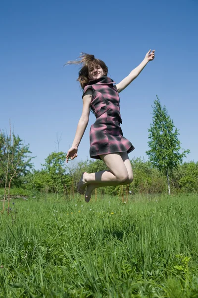 跳跃的年轻女孩 图库图片