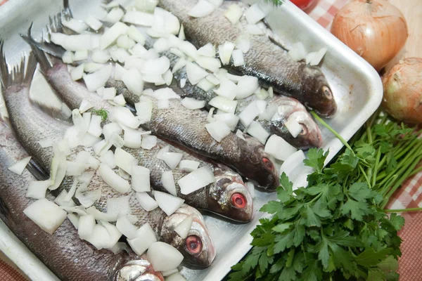 Vaření čerstvých ryb — Stock fotografie