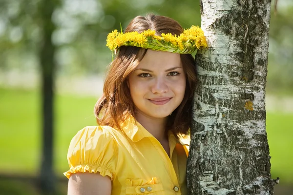Mädchen im Blumenkranz bei Birke — Stockfoto