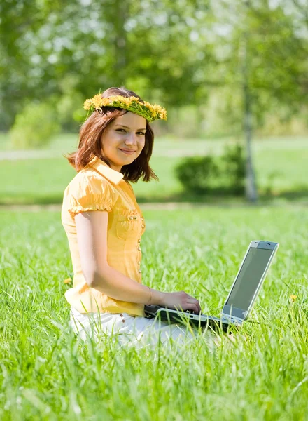 Meisje met laptop buitenchica con portátil al aire libre — Stok fotoğraf