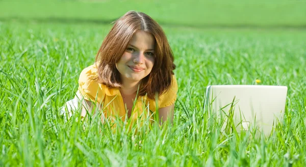 女孩与室外的笔记本电脑 — 图库照片