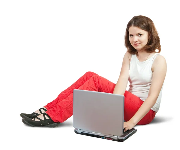 年轻漂亮的姑娘用的笔记本电脑 — 图库照片