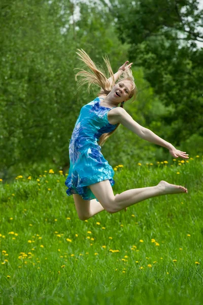 十代の女の子をジャンプ — ストック写真