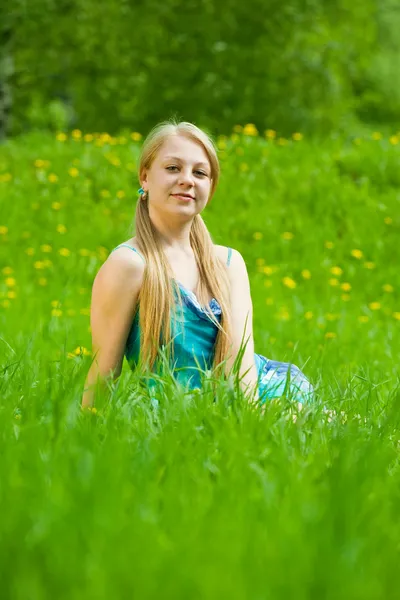 Menina loira relaxante na grama — Fotografia de Stock