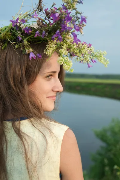 Çiçek çelenk içinde uzun saçlı kız — Stok fotoğraf