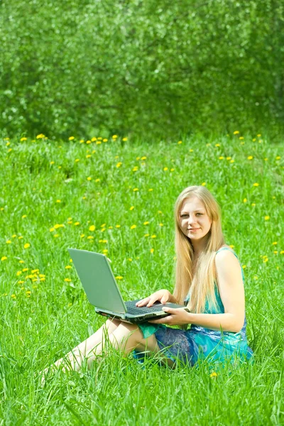 Çayır laptop ile kız — Stok fotoğraf