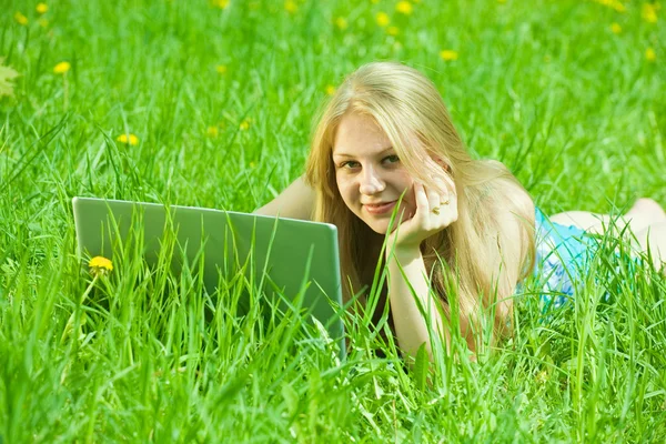 Girl with notebook outdoor — Stock Photo, Image