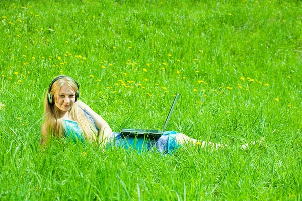 Meisje met laptop buitenchica con portátil al aire libre — Stockfoto