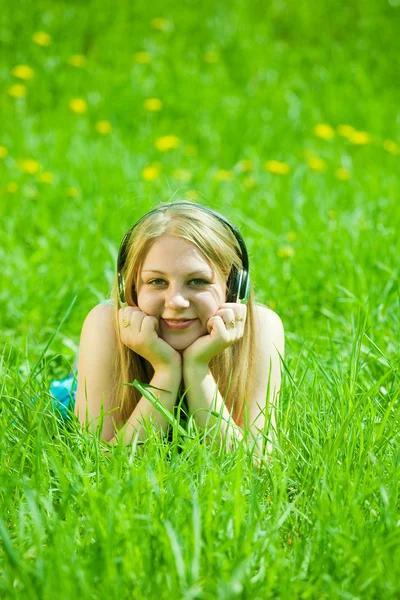 Дівчина прослуховування музики — стокове фото