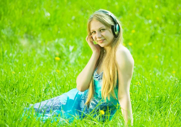 Kız kulaklık müzik dinleme — Stok fotoğraf