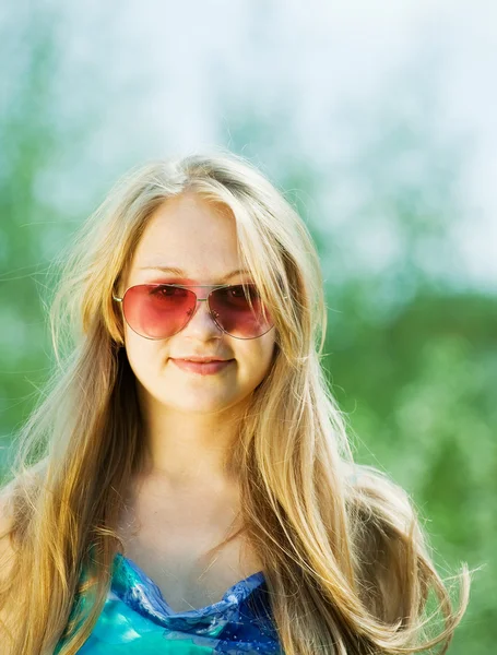 Mujer con gafas de sol — Foto de Stock