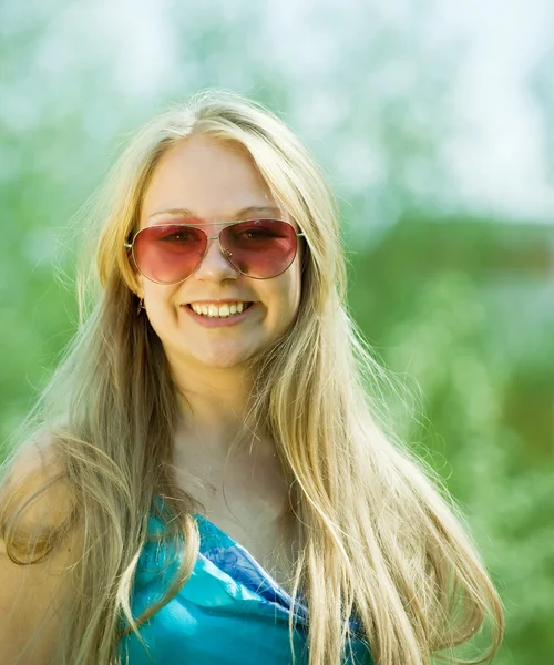 Menina usando óculos de sol — Fotografia de Stock