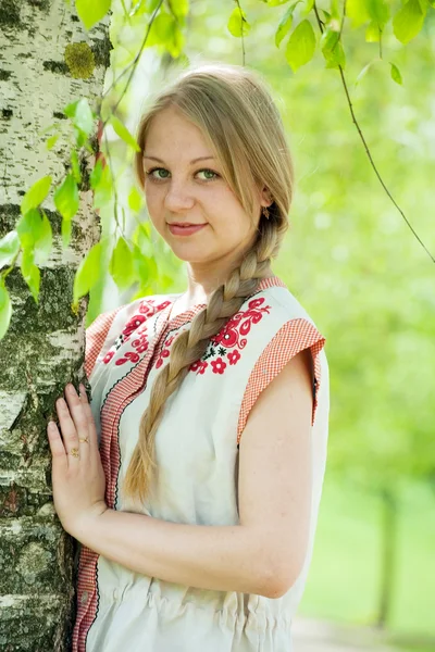 Flicka i traditionella kläder — Stockfoto